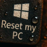 Кнопка "Сбросить ПК" с логотипом Windows, покрыта каплями воды.