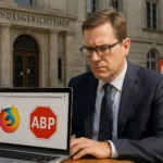 Чоловік за комп'ютером, зосереджений на вікні з логотипами Firefox і ABP.