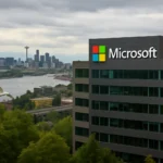 Будівля Microsoft з видом на місто та озеро під хмарним небом.