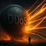 Человек стоит перед огромным шаром с надписью "DDoS", излучающим огненные волны.