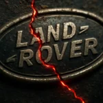 Логотип Land Rover с трещиной и ярким красным свечением вокруг.