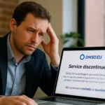 DNS0.eu припинив роботу: наслідки для користувачів і безпечна міграція на DNS4EU або NextDNS Чоловік з розчаруванням дивиться на ноутбук з повідомленням про закриття сервісу.