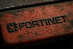 Rostiger Kasten mit dem eingravierten Namen "Fortinet".