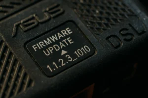 Этикетка устройства ASUS с надписью о обновлении прошивки.