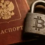 Паспорт с гербом России рядом с металлическим замком с символом биткойна.