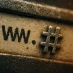 Detalle de un teclado con un símbolo de hashtag y "www."
