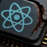 Чип с логотипом в виде атома, поврежденный и покрытый ржавчиной.