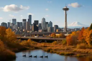 Skyline von Seattle mit Space Needle im Vordergrund, umgeben von herbstlichen Farben.