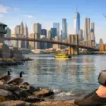 Вид на Нью-Йорк з водойми, де видно в'язаний браслет на нозі.