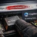 Клавиша "Enter" под пальцем в окружении технических устройств и веб-адреса.