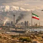 Vista panorámica de una ciudad con montañas, aviones y banderas ondeando.