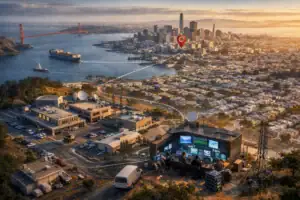 Aussicht auf die Skyline von San Francisco mit Hochhäusern und Golden Gate Bridge.