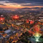 Вид на город с высоты, освещенный вечерний пейзаж с яркими проекциями.