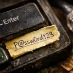 Записаний пароль на шматочку паперу біля клавіатури комп’ютера.