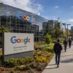 Будівля Google з відвідувачами і зеленими насадженнями на фоні.